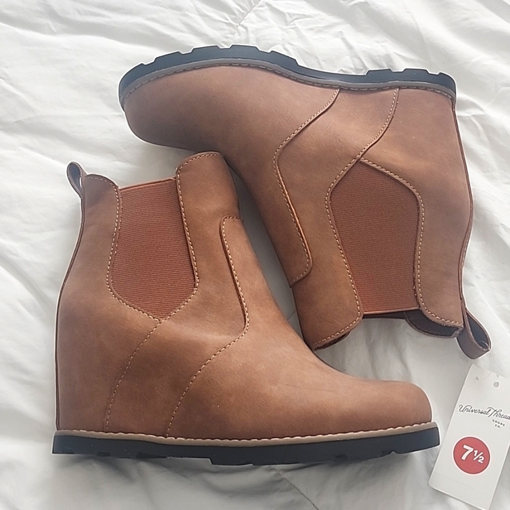Boots - Picture 3 of 6
